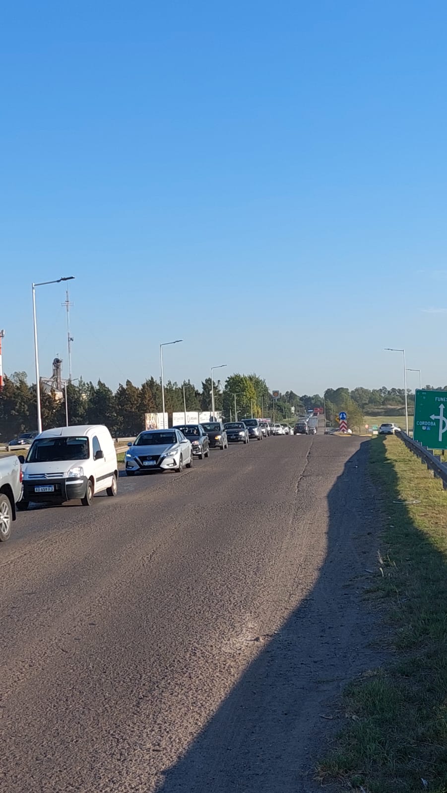 Ahora: Accidente y caos vehicular en el acceso a Autopista hacia Rosario